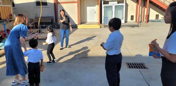 Cô Trang và Hương cho các em trải nghiệm nhảy dây, một trò chơi từ thủa ấu thơ, thật là vui!