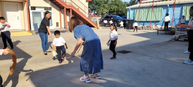 Cô Trang và Hương cho các em trải nghiệm nhảy dây, một trò chơi từ thủa ấu thơ, thật là vui!